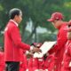 Presiden Joko Widodo menyerahkan bonus kepada atlet-atlet Indonesia yang sukses meraih juara umum pada ASEAN Para Games (APG) 2023 di Istana Merdeka, Jakarta, Senin (3/72023). (dok Sekretariat Presiden)