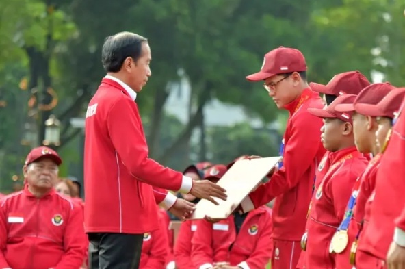 Presiden Joko Widodo menyerahkan bonus kepada atlet-atlet Indonesia yang sukses meraih juara umum pada ASEAN Para Games (APG) 2023 di Istana Merdeka, Jakarta, Senin (3/72023). (dok Sekretariat Presiden)