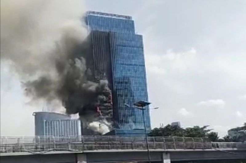 K-Link Tower di Setiabudi, Jakarta Selatan terjadi insiden kebakaran, Sabtu (15/7/2023) [antara]