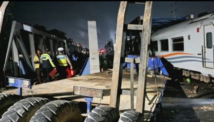 Bagian truk yang tertabrak KA Brantas di perlibtasan Madukoro, Kota Semarang, Jawa Tengah, Selasa (18/7/2023) malam [fajar]