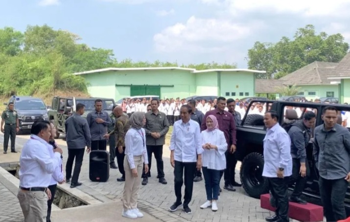 Jokowi Meninjau PT Pindad di Malang [antara]
