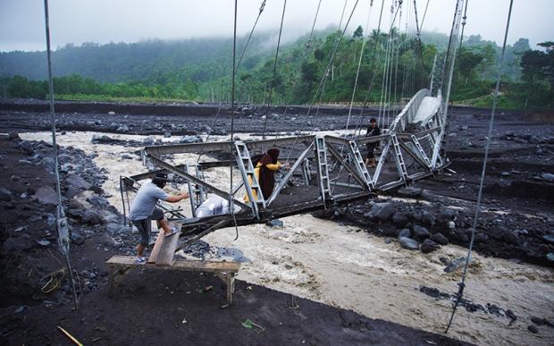 Banjir lahar dingin Gunung Semeru sebabkan jembatan di Lumajang putus