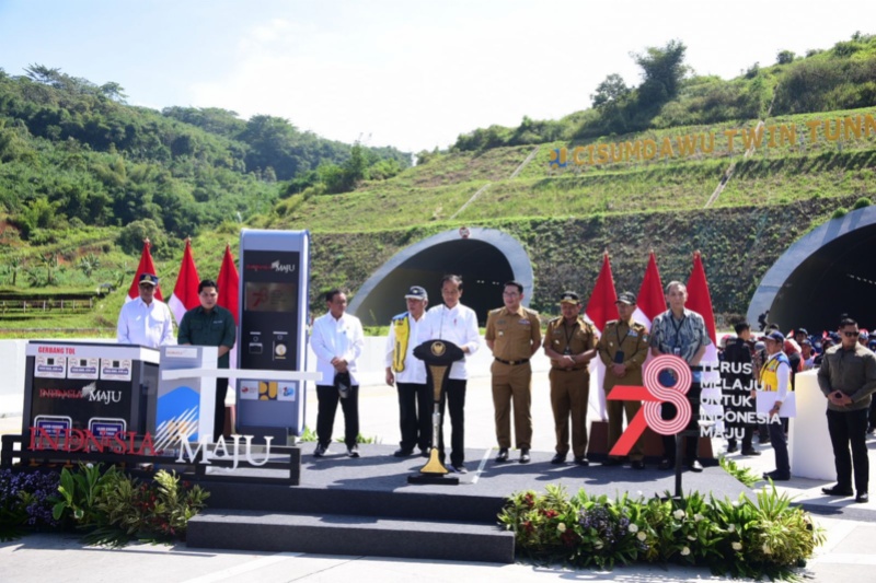 Jalan tol Cipali Sumedang Dawuan (Cisumdawu) diresmikan oleh Presiden Joko Widodo, 2023.