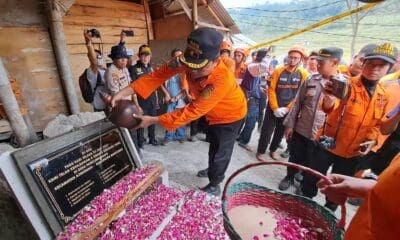 Prosesi tabur bunga yang dilaksanakan oleh keluarga ke-8 penambang emas di Banyumas yang masih terjebak dan tidak bisa dilakukan proses evakuasi, Selasa (1/8/2023) [tribunnews]