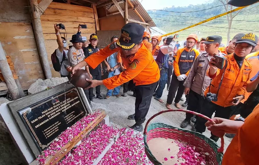 Prosesi tabur bunga yang dilaksanakan oleh keluarga ke-8 penambang emas di Banyumas yang masih terjebak dan tidak bisa dilakukan proses evakuasi, Selasa (1/8/2023) [tribunnews]
