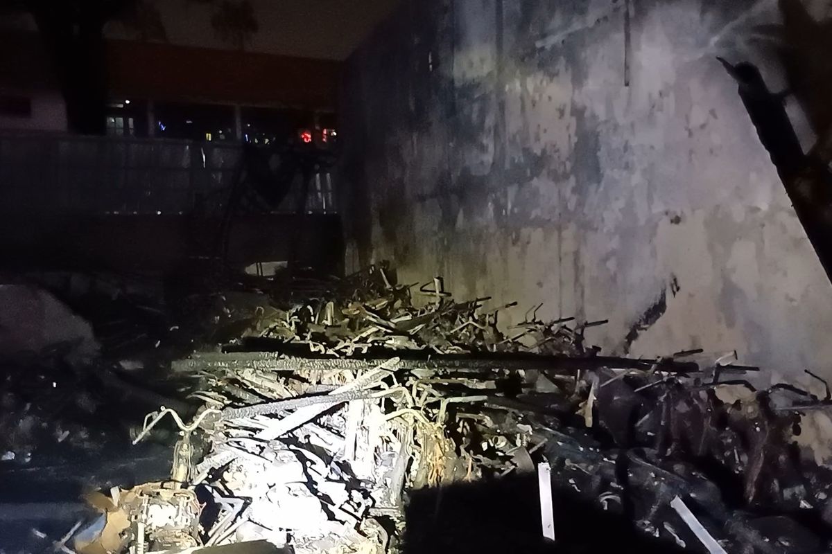 Ratusan motor yang di parkir di tempat parkir Gandaria hangus terbakar [kompas]