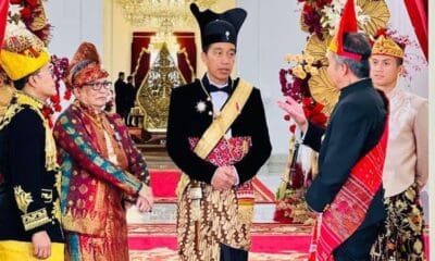 Presiden Joko Widodo memakai baju adat Ageman Songkok Singkepan Ageng ketika hadir dalam Upacara Peringatan Detik-detik Proklamasi Kemerdekaan Republik Indonesia, Kamis (17/8/2023) [viva]