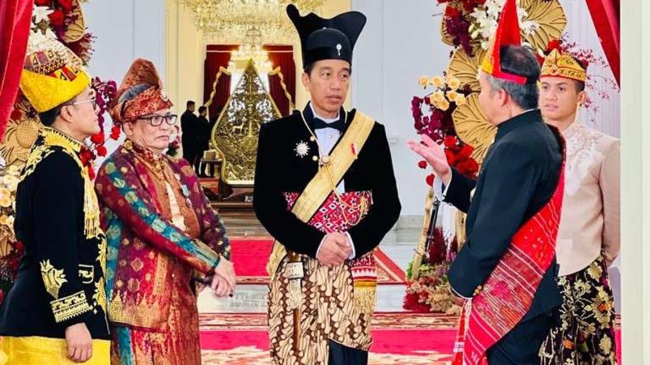 Presiden Joko Widodo memakai baju adat Ageman Songkok Singkepan Ageng ketika hadir dalam Upacara Peringatan Detik-detik Proklamasi Kemerdekaan Republik Indonesia, Kamis (17/8/2023) [viva]