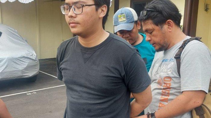 Mahasiswa Universitas Indonesia (UI) dengan inisial AAB (23) diduga telah melakukan pembunuhan terhadap adik tingkatnya berinisial MNZ (19) [tribunnews]