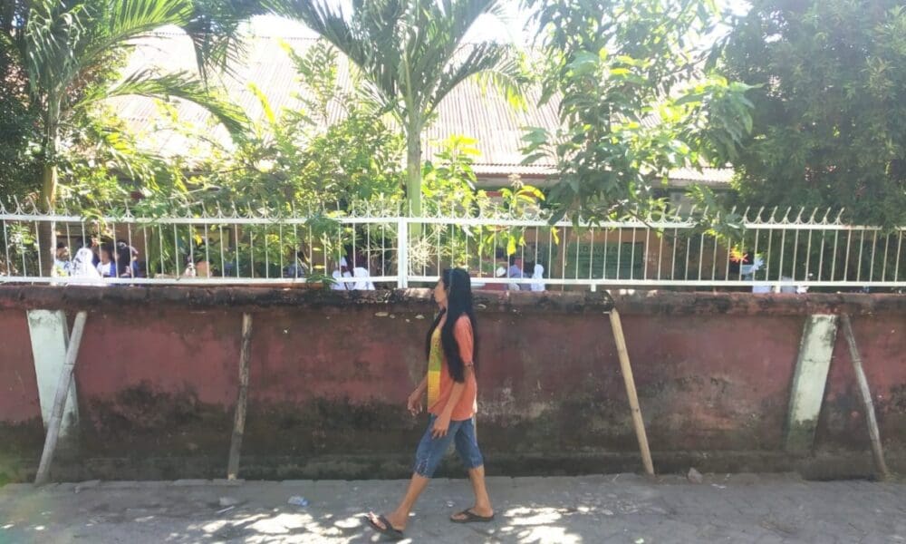 Pagar tembok Sekolah Dasar (SD) Inpres Banta-Bantaeng 1 yang tampak nyaris roboh [kosongsatunews]