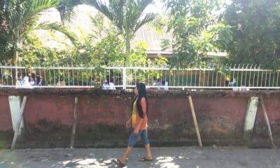Pagar tembok Sekolah Dasar (SD) Inpres Banta-Bantaeng 1 yang tampak nyaris roboh [kosongsatunews]