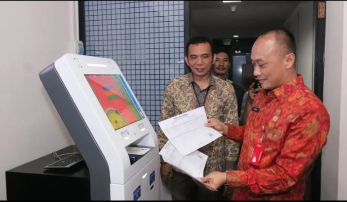 Cetak KK dan KIA di mesin Anjungan Dukcapil Mandiri (ADM) [liputan6]