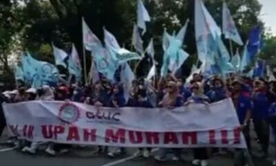 Massa buruh yang berasal dari Aliansi Aksi Sejuta Buruh (AASB) dan Gerakan Buruh Bersama Rakyat (Gebrak) menggelar demo tuntut kenaikan upah 15 persen di tahun 2024 [pikiranrakyat]