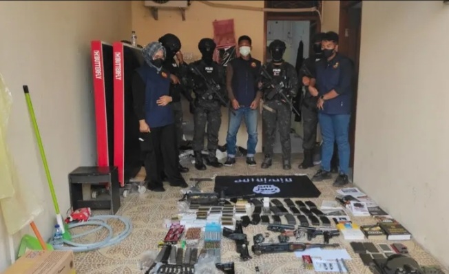 Sejumlah barang bukti berupa senjata api dan bendera ISIS ditemukan di rumah terduga pelaku teroris di Bekasi [liputan6]