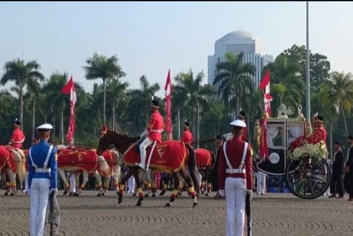 Duplikat Bendera Pusaka Sang Saka Merah Putih dan Teks Proklamasi di bawa memakai kereta kencana Ki Jaga Rasa saat kirab budaya di upacara HUT RI ke-78 [ayobandung]