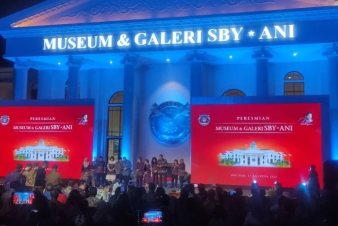Presiden RI ke-6 yakni Susilo Bambang Yudhoyono (SBY) beserta keluarganya telah meresmikan Museum dan Galeri SBY-Ani yang berada di Pacitan [antara]