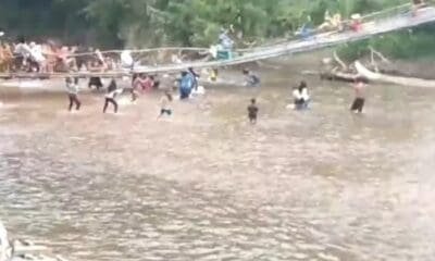 Jembatan gantung yang ada di Kabupaten Sekadau, Kalimantan Barat putus ketika warga ramai-ramai menonton lomba menangkap bebek [ayobandung]