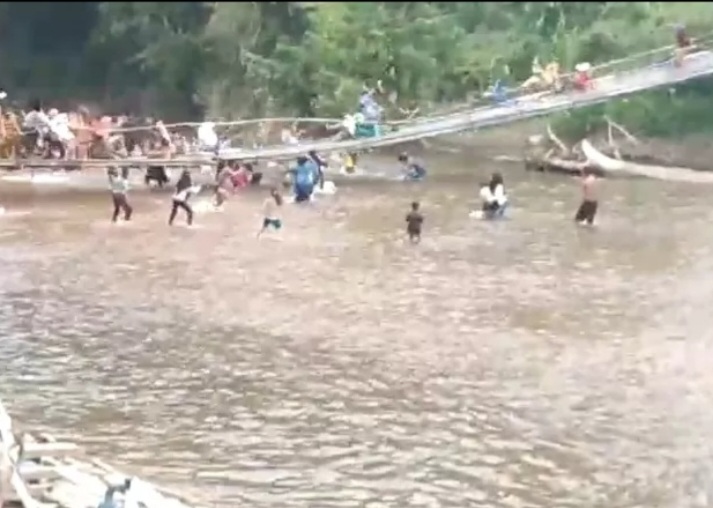 Jembatan gantung yang ada di Kabupaten Sekadau, Kalimantan Barat putus ketika warga ramai-ramai menonton lomba menangkap bebek [ayobandung]