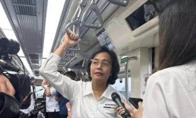 Menteri Keuangan Sri Mulyani Indrawati saat jajal naik LRT Jabodebek [jawapos]