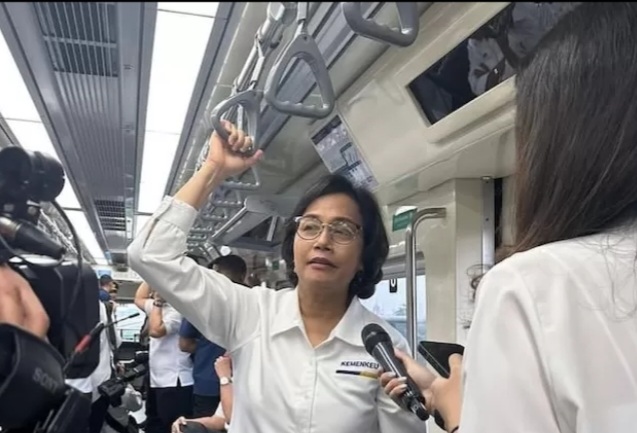 Menteri Keuangan Sri Mulyani Indrawati saat jajal naik LRT Jabodebek [jawapos]