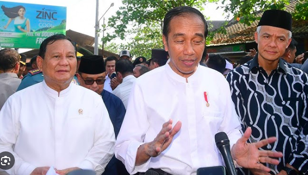 Presiden Joko Widodo, Prabowo Subianto dan Ganjar Pranowo mengunjungi Pasa Grogolan Pekalongan [disway]