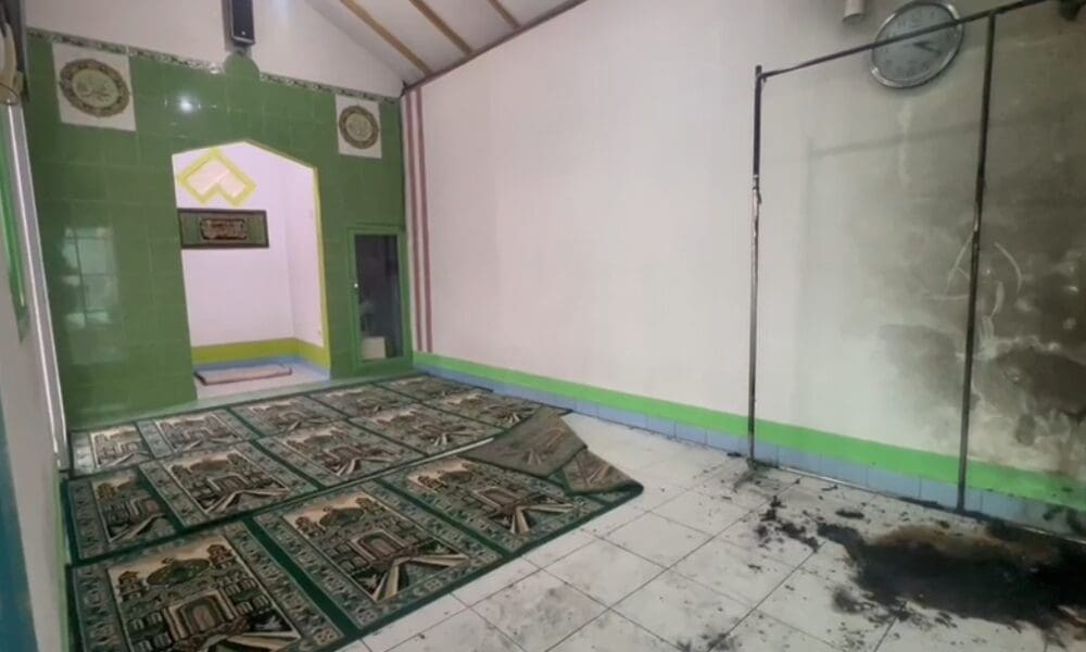 Maling curi kotak amal dan bakar tirai saf di Mushola Al-Jamiah, Tebet, Jakarta Selatan [disway]