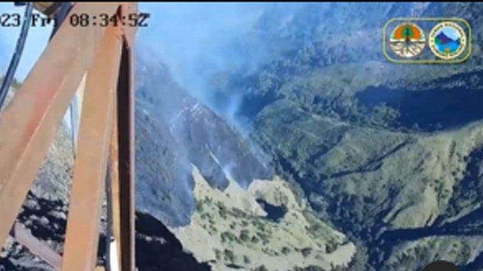Tangkap layar rekaman CCTV terjadinya kebakaran hutan dan lahan yang ada di Gunung Rinjani, Jumat (4/8/2023) [tribunnews]