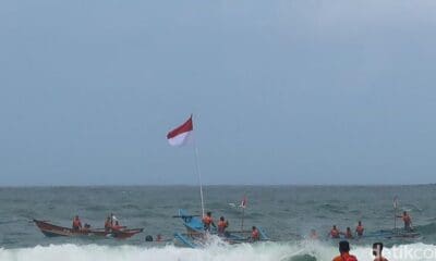 HUT RI ke-78,  Satlinmas Rescue Istimewa mengadakan upacara bendera di tengah laut Pantai Baron, Kemadang, Tanjungsari, Gunungkidul, DI Yogyakarta pada hari Kamis 17 Agustus 2023 [detik]