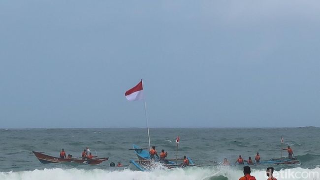 HUT RI ke-78,  Satlinmas Rescue Istimewa mengadakan upacara bendera di tengah laut Pantai Baron, Kemadang, Tanjungsari, Gunungkidul, DI Yogyakarta pada hari Kamis 17 Agustus 2023 [detik]