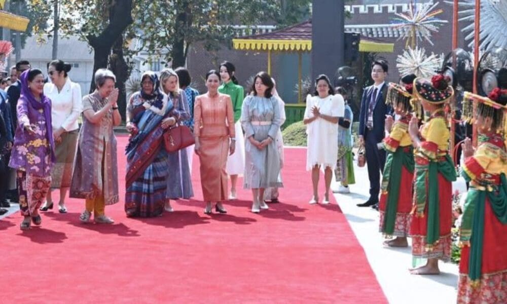 Ibu Negara Iriana Joko Widodo melakukan penyambutan kepada para pendamping pemimpin ASEAN beserta mitra di Taman Mini Indonesia Indah (TMII) Archipelago, Jakarta [voi]