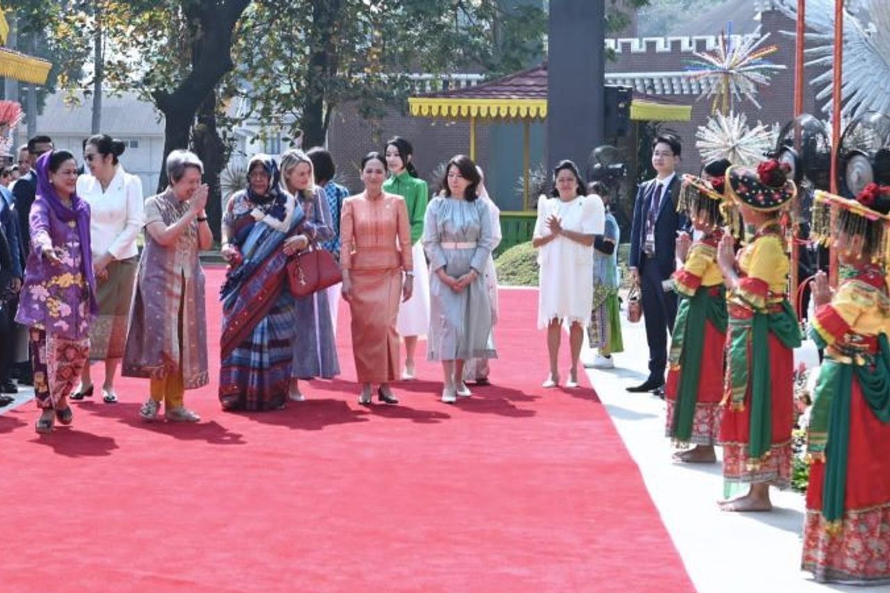 Ibu Negara Iriana Joko Widodo melakukan penyambutan kepada para pendamping pemimpin ASEAN beserta mitra di Taman Mini Indonesia Indah (TMII) Archipelago, Jakarta [voi]