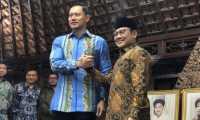 Ketua Umum Partai Demokrat Agus Harimurti Yudhoyono (AHY) bersalaman dengan Ketua Umum PKB Muhaimin Iskandar saat berada di kediaman Susilo Bambang Yudhoyono (SBY) di Puri Cikeas, Bogor, Jawa Barat, Rabu (3/5/2023) [kompas]