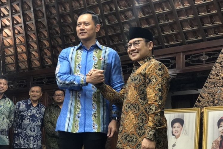 Ketua Umum Partai Demokrat Agus Harimurti Yudhoyono (AHY) bersalaman dengan Ketua Umum PKB Muhaimin Iskandar saat berada di kediaman Susilo Bambang Yudhoyono (SBY) di Puri Cikeas, Bogor, Jawa Barat, Rabu (3/5/2023) [kompas]