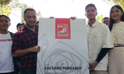 Penyerahan kartu tanda anggota (KTA) Partai Solidaritas Indonesia (PSI) kepada Kaesang Pangarep di Kediaman Jokowi, Sabtu (23/9/2023) [kompas]