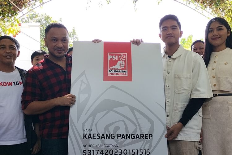 Penyerahan kartu tanda anggota (KTA) Partai Solidaritas Indonesia (PSI) kepada Kaesang Pangarep di Kediaman Jokowi, Sabtu (23/9/2023) [kompas]