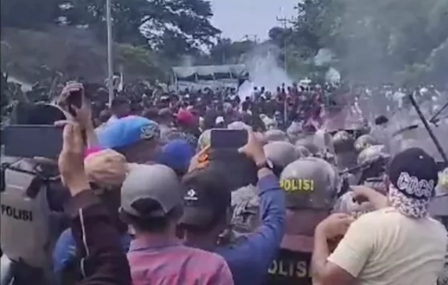 Bentrok terjadi antara tim keamanan gabungan dengan warga setempat saat pengukuran lahan di Pulau Rempang [headtopics]