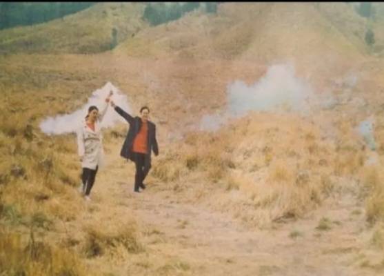 Foto prewedding menggunakan flare yang mengakibatkan kebakaran hutan dan lahan di kawasan Gunung Bromo [instagram]