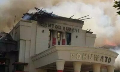 Kondisi kantor bupati Pohuwato, Gorontalo setelah dibakar oleh massa pengunjuk rasa pada hari Kamis (21/9/2023) [beritasatu]