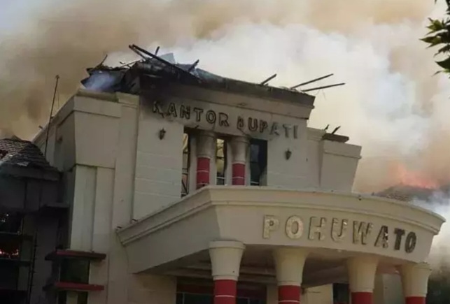 Kondisi kantor bupati Pohuwato, Gorontalo setelah dibakar oleh massa pengunjuk rasa pada hari Kamis (21/9/2023) [beritasatu]