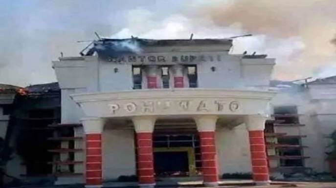 Kantor Bupati Pohuwato yang dibakar oleh pendemo [viva]