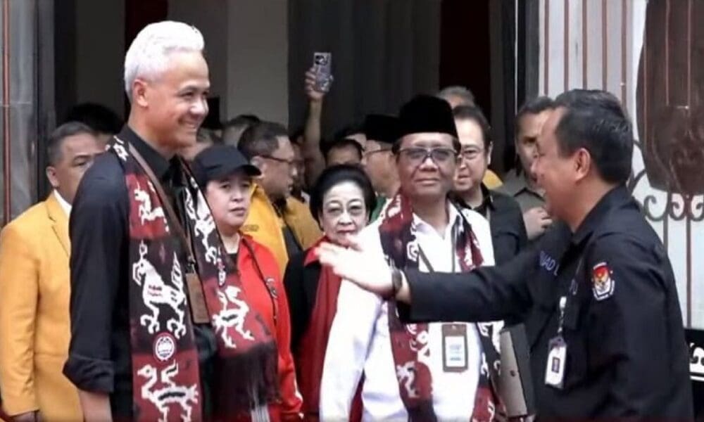 Ganjar Pranowo dan Mahfud MD resmi mendaftar sebagai capres-cawapres 2024 ke KPU [viva]