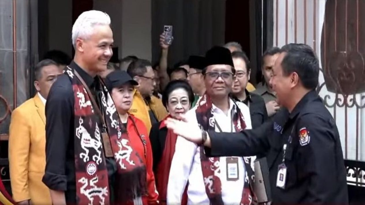 Ganjar Pranowo dan Mahfud MD resmi mendaftar sebagai capres-cawapres 2024 ke KPU [viva]