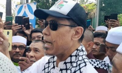 Mantan Sekretaris Umum (Sekum) Front Pembela Islam (FPI) Munarman hari ini dinyatakan bebas dari penjara, Senin (30/10/2023) [viva]