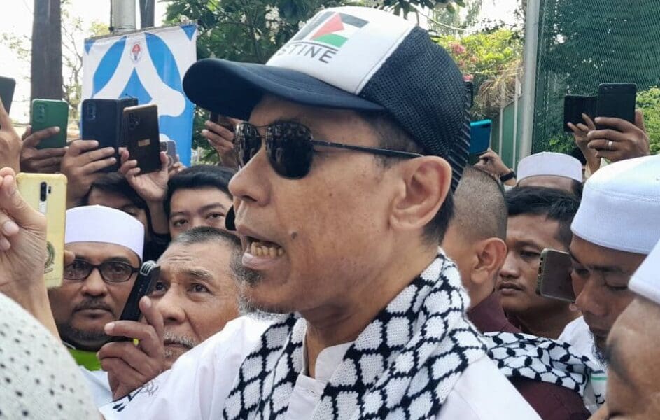 Mantan Sekretaris Umum (Sekum) Front Pembela Islam (FPI) Munarman hari ini dinyatakan bebas dari penjara, Senin (30/10/2023) [viva]