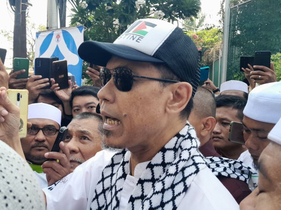 Mantan Sekretaris Umum (Sekum) Front Pembela Islam (FPI) Munarman hari ini dinyatakan bebas dari penjara, Senin (30/10/2023) [viva]