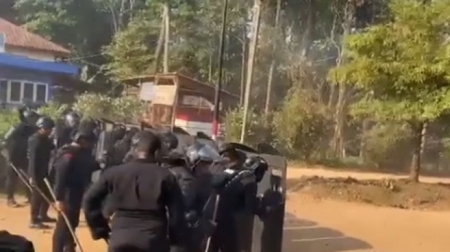 Aparat kepolisian menembakan gas air mata ke massa ketika demo ricuh yang terjadi di Seruyan Kalimantan Tengah [suara]
