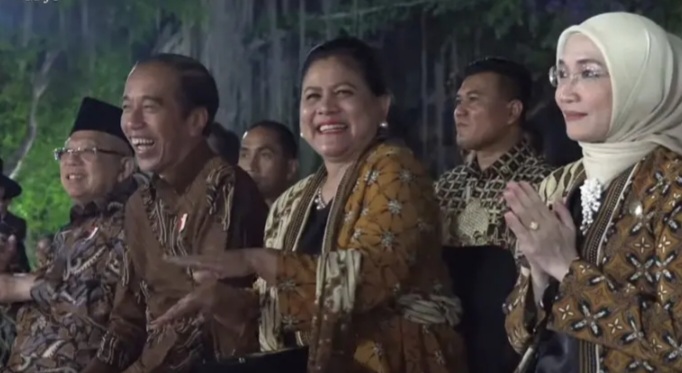 Presiden Joko Widodo dan Ibu Negara Iriana Jokowi hadir dalam acara Istana Berbatik yang digelar di Kompleks Istana Merdeka Jakarta, Minggu malam (1/10/2023) [sekretariat presiden]