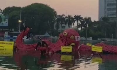 Aksi Greenpeace bawa gurita ke dalam kolam bundaran HI [jawapos]