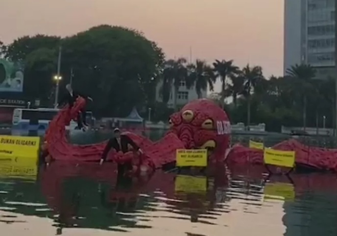 Aksi Greenpeace bawa gurita ke dalam kolam bundaran HI [jawapos]