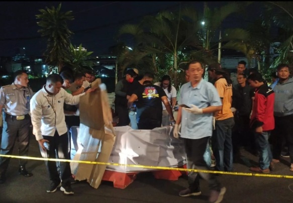 Polisi lakukan olah TKP di kasus mahasiswa yang diduga jatuh dari lantai 4 Mall Paragon Semarang [jawapos]